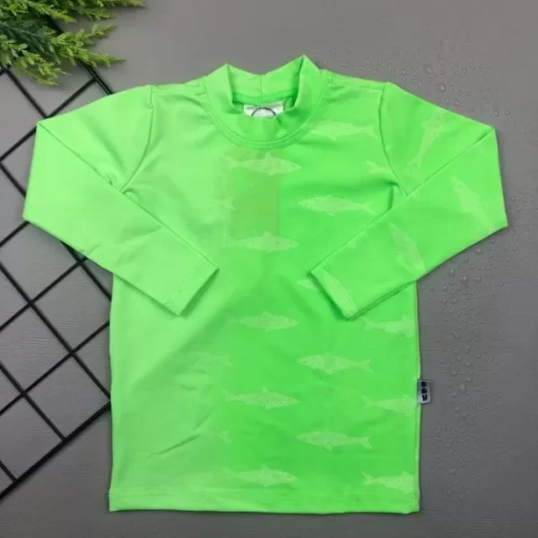 Camiseta Praia Proteção UV 50+ Molha e Aparece Verde/Tubarão