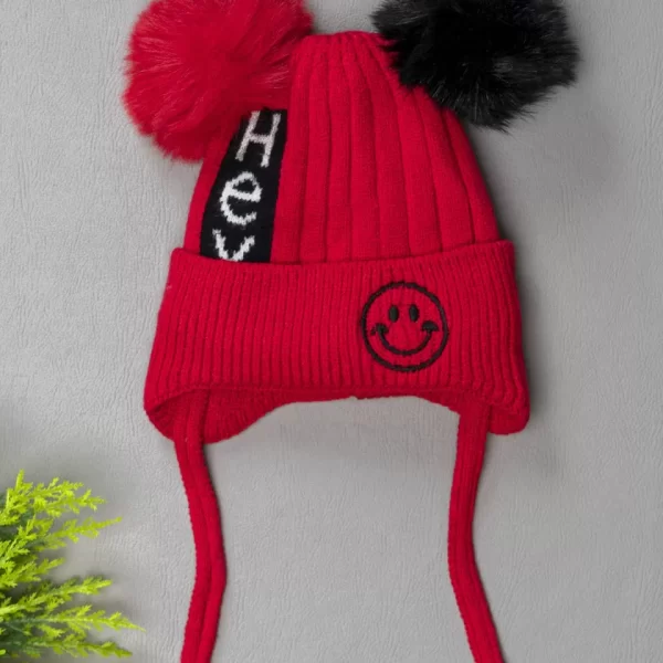 Touca Infantil Peluciada com Pompom ''Hey'' Vermelho