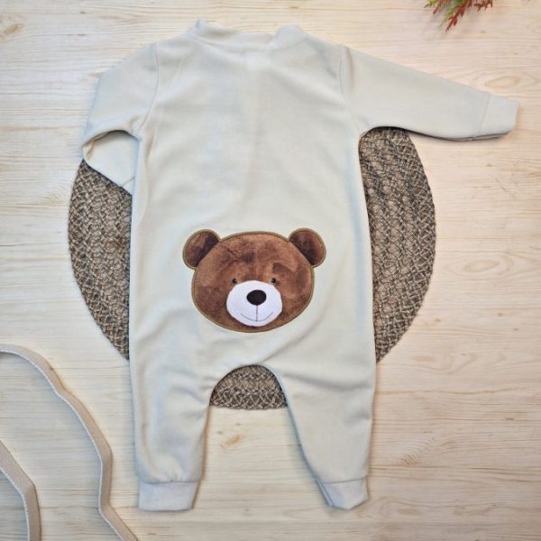 Macacão Longo Plush Bebê Bege- Bordado (Detalhe Plaquinha)