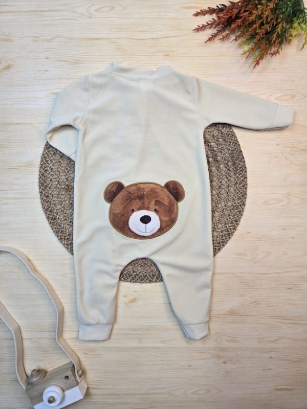 Macacão Plush Bebê Bege- Bordado (Detalhe Plaquinha)