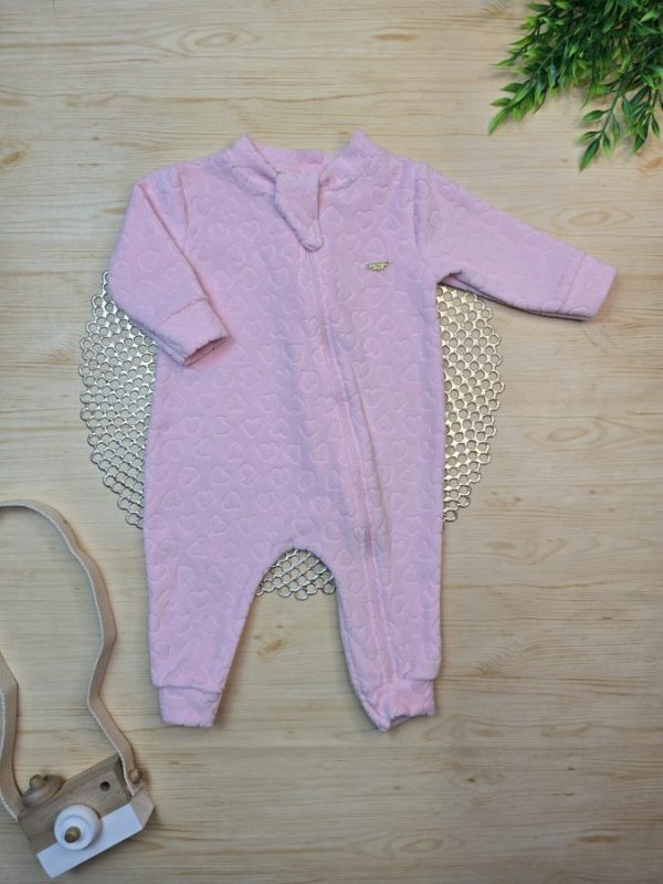 Macacão Longo Plush Bebê Rosa (Com Detalhe Plaquinha )