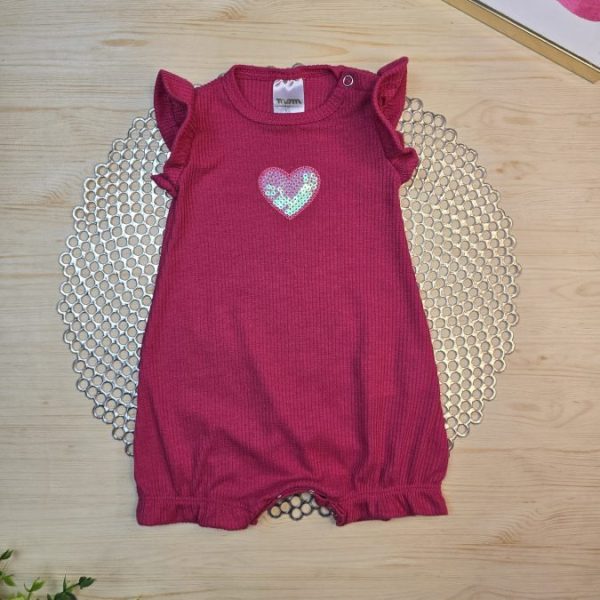 Macacão Curto Babado Canelado Rosa Pink - Bordado Coração