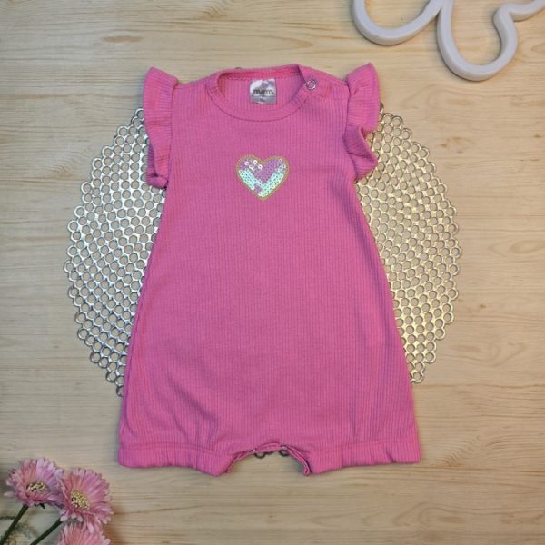 Macacão Curto Babado Canelado Rosa Neon - Bordado Coração